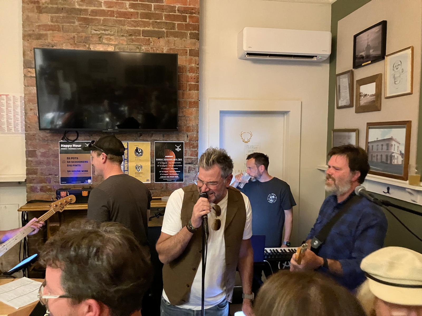 The Black Curtains - Photo 15